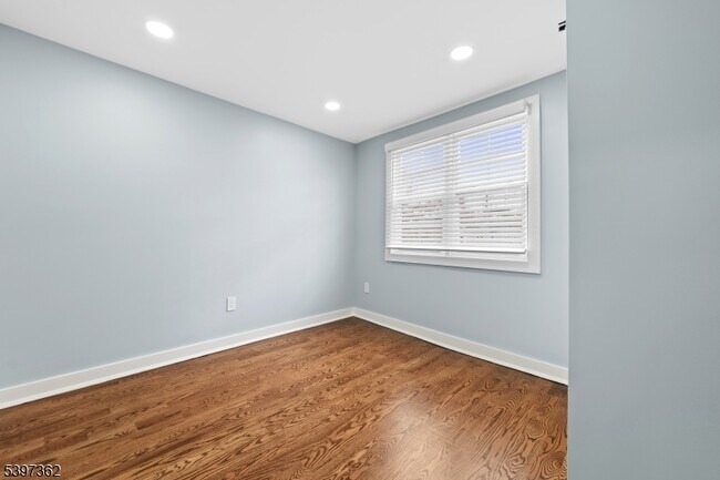 Building Photo - 8 Essex St