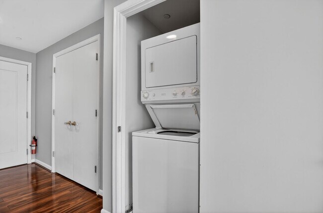 Building Photo - Spacious Studio w/ Parking Included!