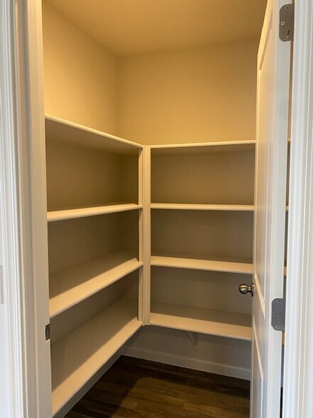 Building Photo - 797 S Silvercreek Ln