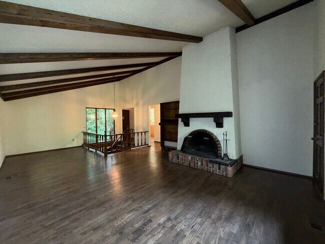 Building Photo - 3 Bed 2.5 Bath in the Heart of Bellevue