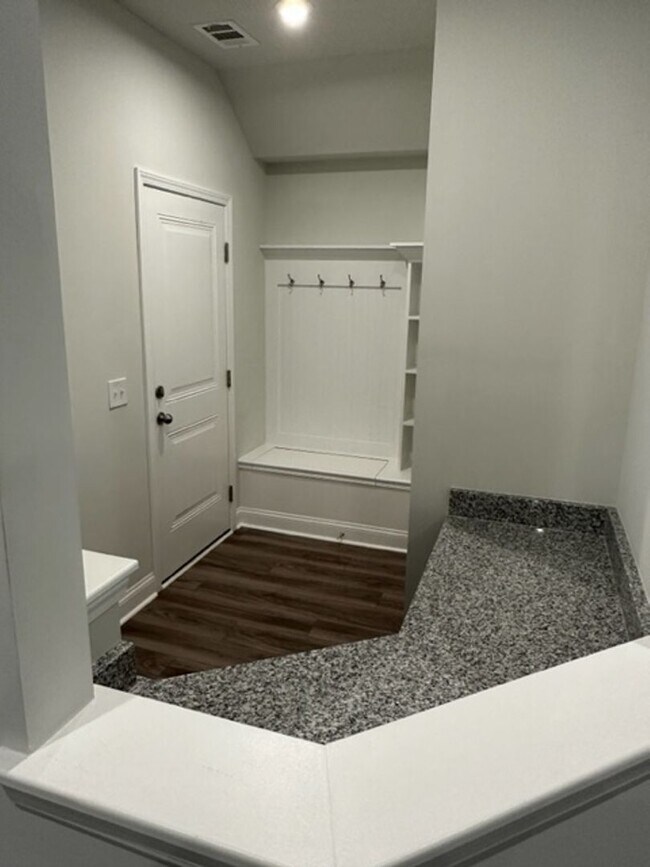 Building Photo - 5 Bedroom / 4 Bathroom House at Malind Bluff