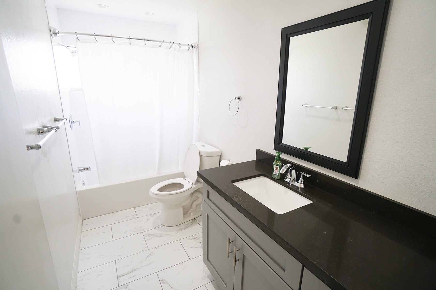 Upstairs bathroom - 712 Vallejo Villas