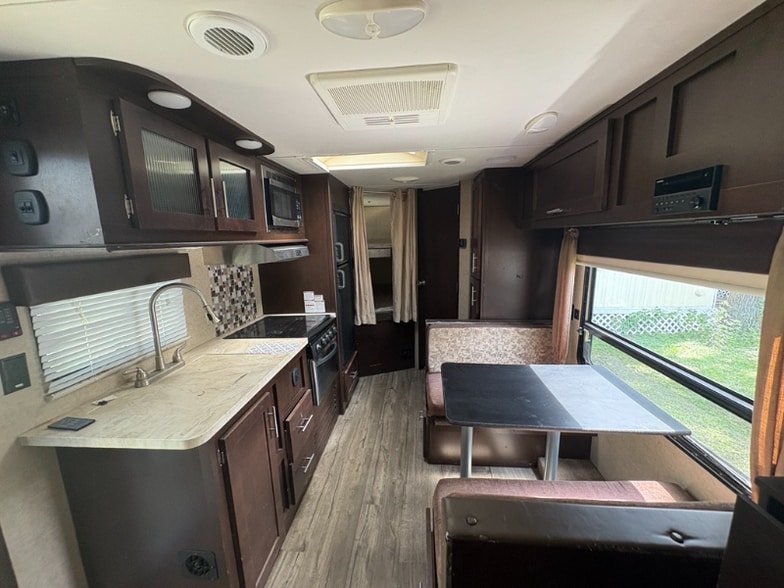 Building Photo - 622 N Beach St