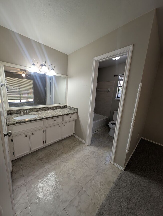 Building Photo - 3BR SFR w/ Garage & In-Unit Laundry in The Woodlands