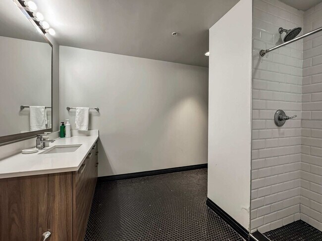 Building Photo - 555 Evergreen St