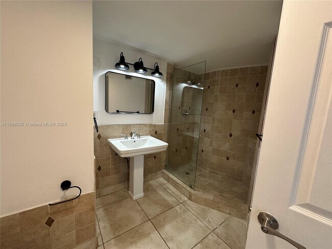 Building Photo - 1351 NE Miami Gardens Dr
