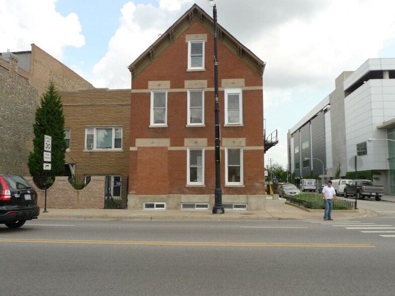 Building Photo - 1538 W North Ave