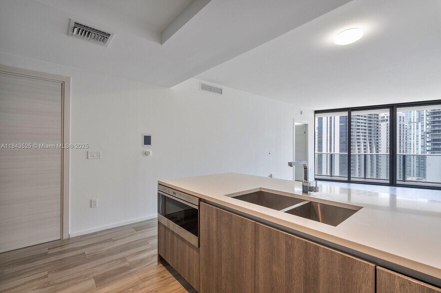 Building Photo - 801 S Miami Ave