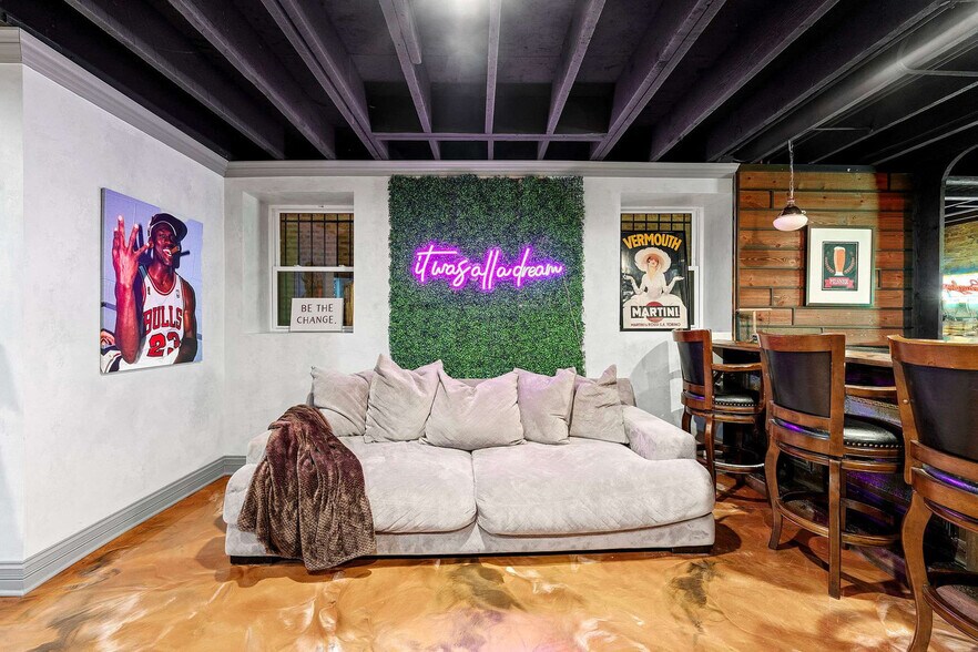 Building Photo - 2130 W Washington Blvd