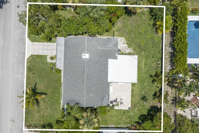 Building Photo - 1714 N Palmway