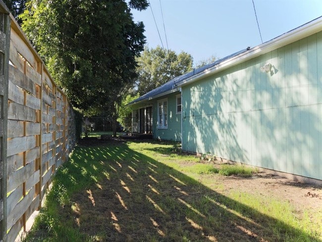 Building Photo - 103 6th St