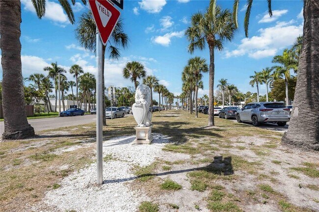 Building Photo - 765 John Ringling Blvd