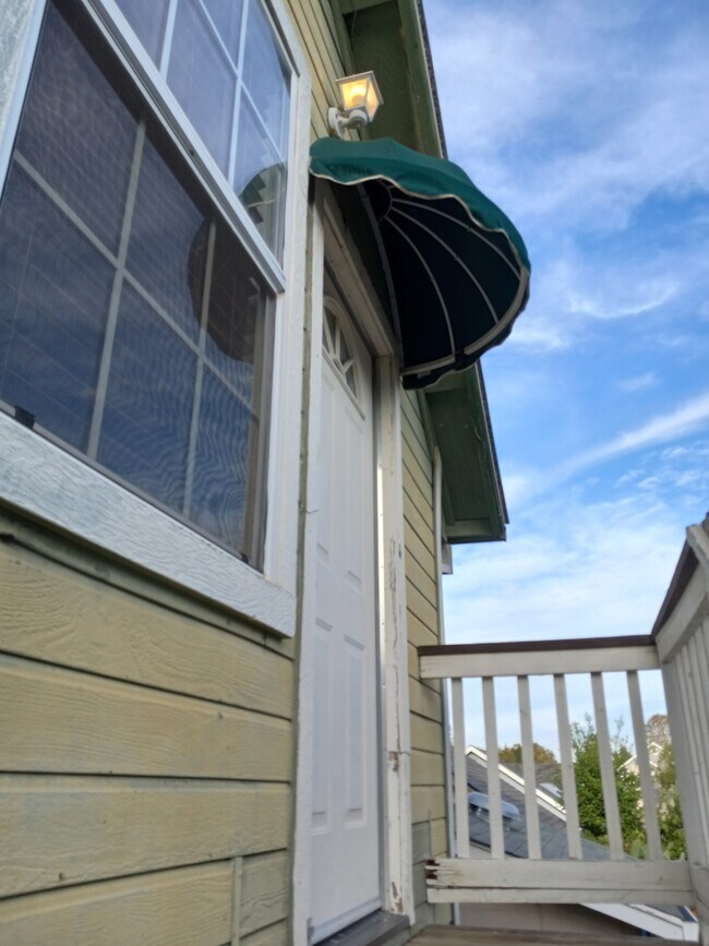 Building Photo - 400 Manzanita Way