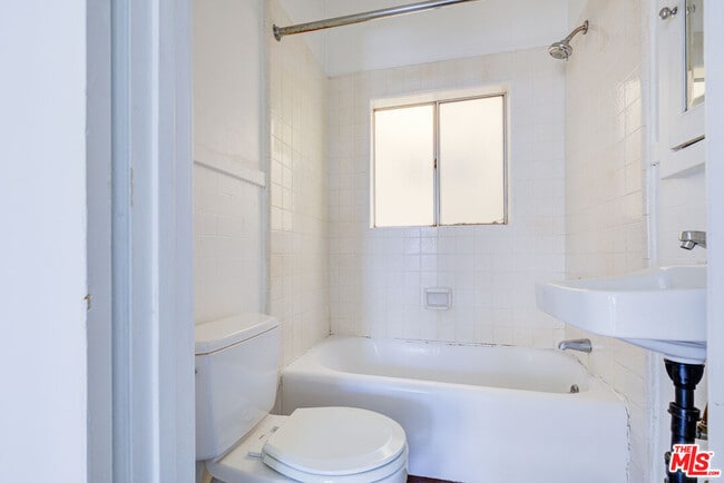 Building Photo - 1445 N Vista St