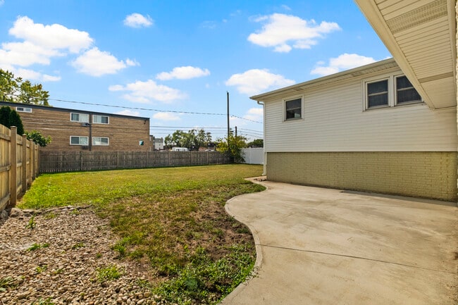 Building Photo - 1813 W Pheasant Trail