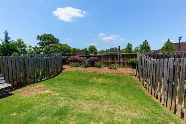 Building Photo - 723 Woodstock Grove Dr