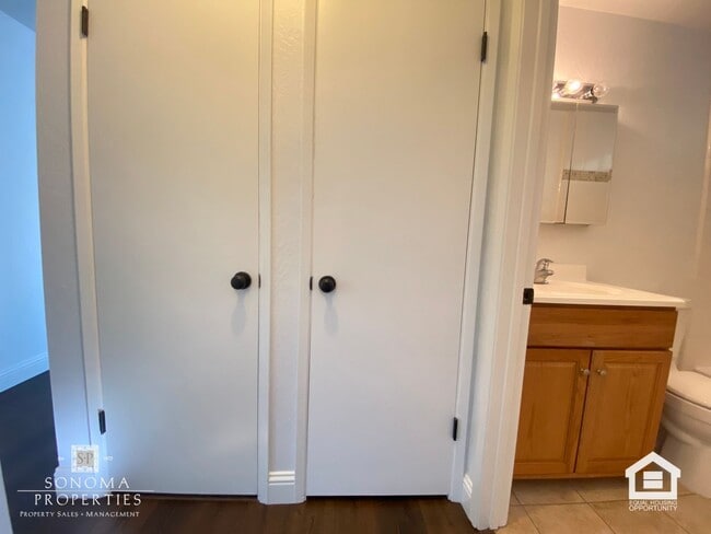 Building Photo - 2BD/1BA Duplex In Downtown Sonoma!