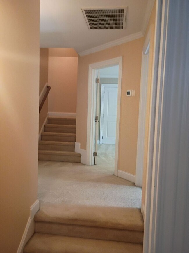 Building Photo - Luxury Living: 4 Bedroom home in Chapel Hill w/ spacious interior | 2 Year Lease Term