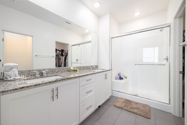 Building Photo - Modern 3-Story Townhouse in Agualuna!