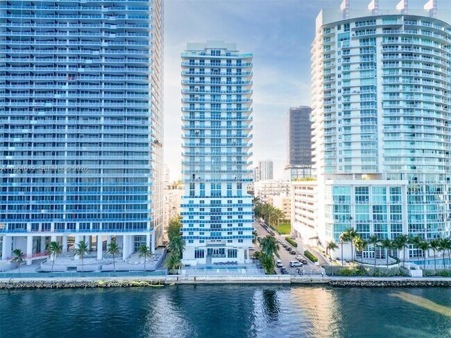 Building Photo - 700 NE 25th St