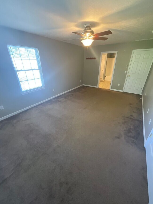 Building Photo - ****AVAILABLE AUGUST 2027**** Large 3 bed, 3 bath House with fenced yard