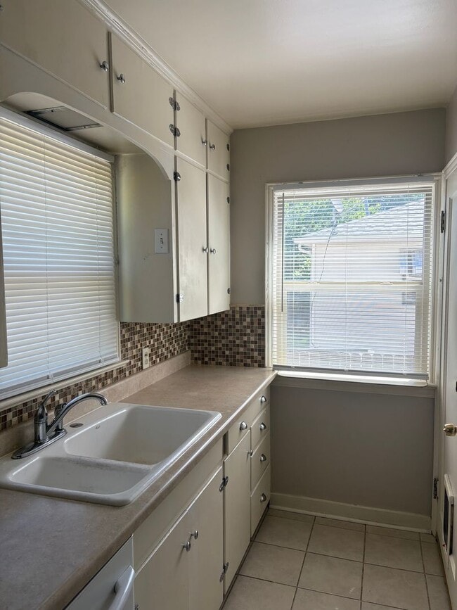Building Photo - 3 Bed 2 Bath Cottage in Greeley