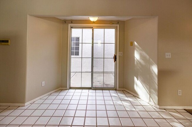 Building Photo - Beautiful and Spacious 3BR 2BA Home w/ Courtyard • Fenced Yard • Cul-de-sac in Tucson