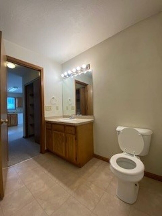 Building Photo - 212 Stonewall Ct