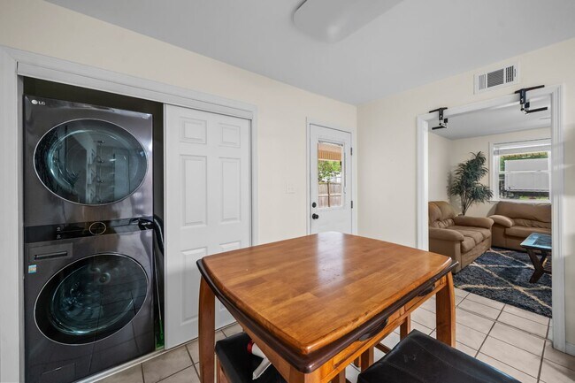 Building Photo - Southside Savannah Gem – 4BR Home in Windsor Forest with Sunroom & Patio
