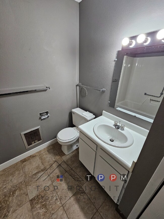 Building Photo - 1 Bedroom | 1 Bathroom Unit in Dysart Avai...