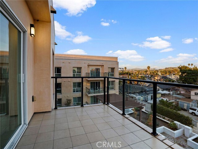 Building Photo - 1598 Long BCH