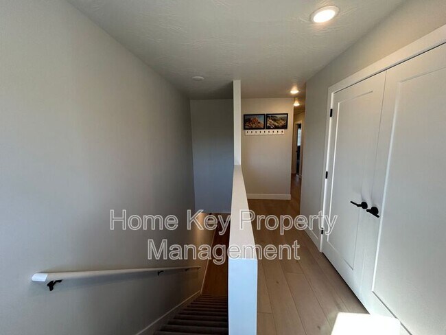 Building Photo - 3954 Razor Dr