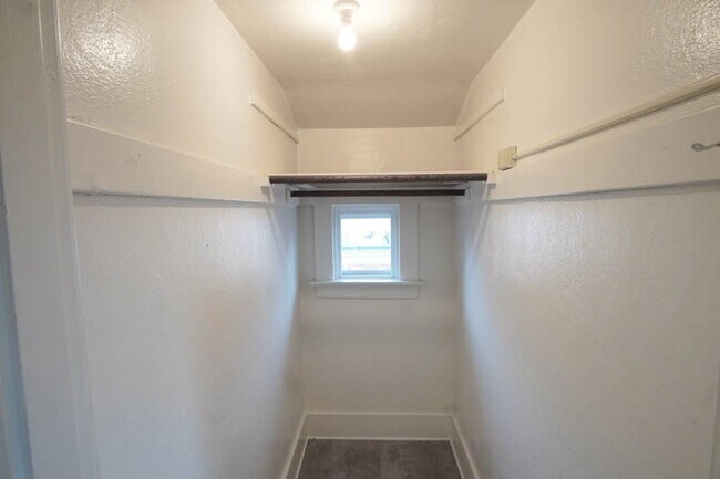Building Photo - Lease this Beautiful Sullivan's Gulch Vint...