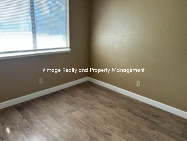 Building Photo - Available Now! Recently Updated 3 Bedroom ...