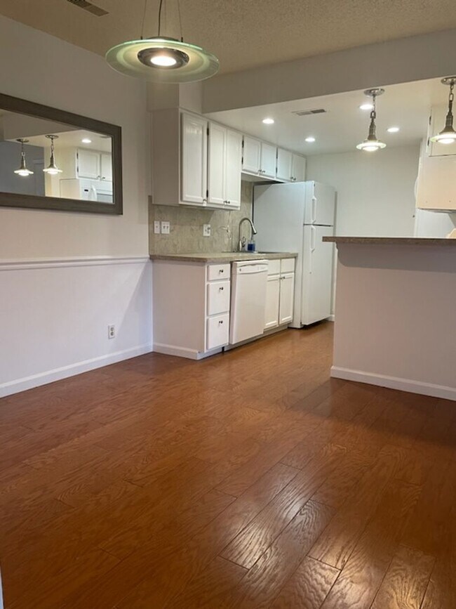 Building Photo - Quaint 1 Bedroom Condo in the Southwest part of Town with Garage