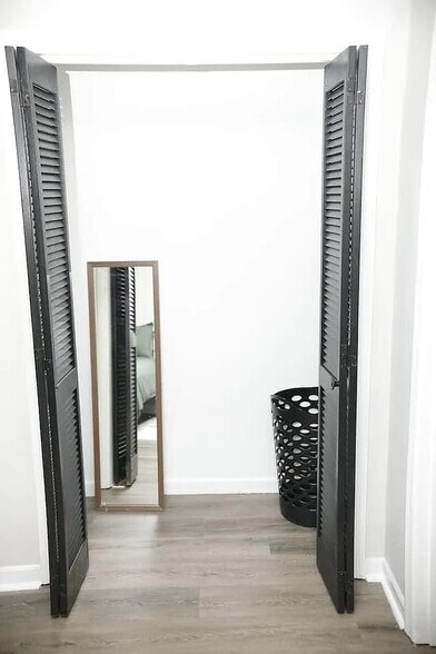 Building Photo - Room in Condo on Forest View Dr