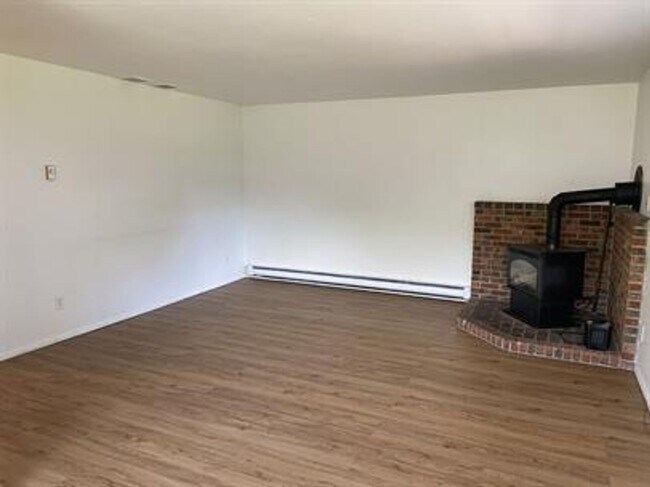 Building Photo - 500 S Circle Dr