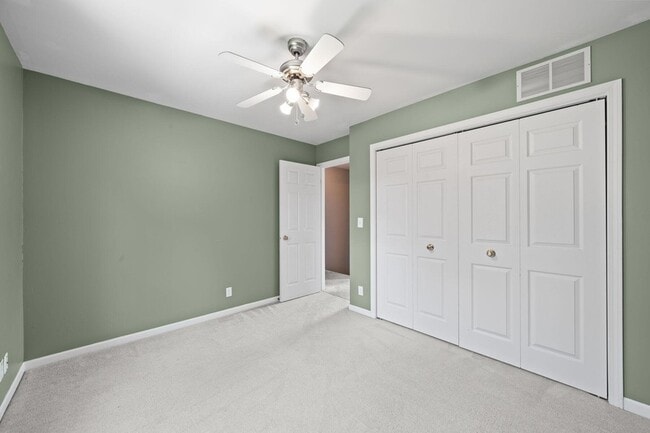 Building Photo - 406 Lakewood Dr