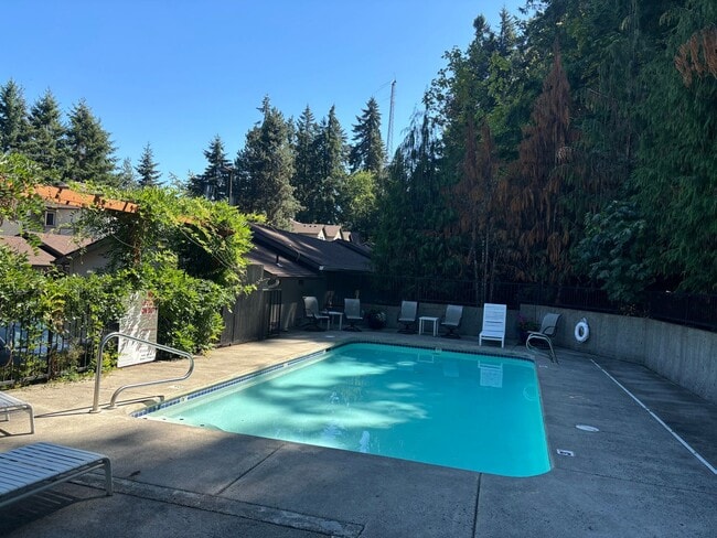 Building Photo - West Linn - Linnwood Heights, Stylish Cond...