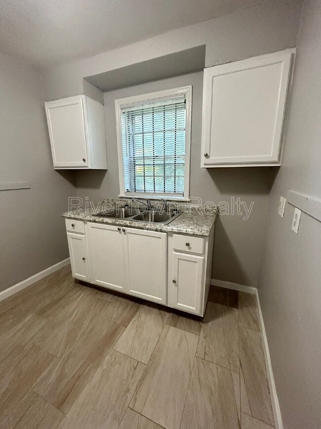 Building Photo - 1070 E Walthal Cir
