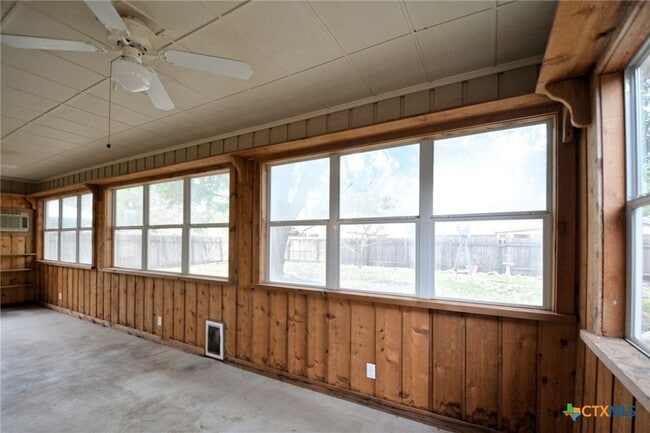 Building Photo - 1215 Clearwater Dr