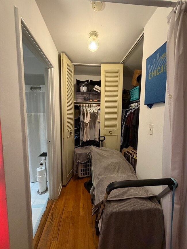 Building Photo - 541 W Oakdale Ave