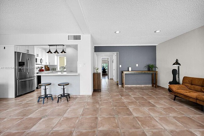 Building Photo - 9133 Fontainebleau Blvd