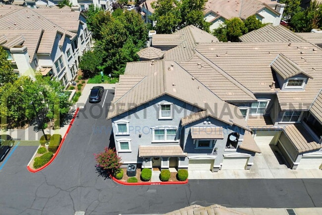 Building Photo - Spacious 2 (or 3!) Bed Condo in Gated Community