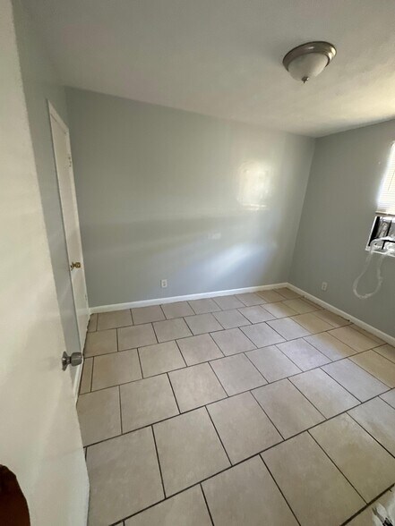 Building Photo - 1614 W 3rd St