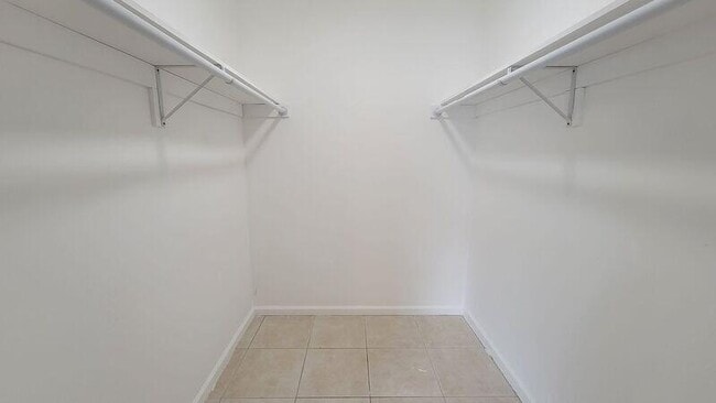 Building Photo - 556 Holly Dr