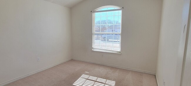 Building Photo - NEWER HOME ON QUIET STREET