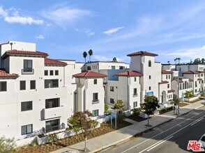 Building Photo - 5020 Woodman Ave
