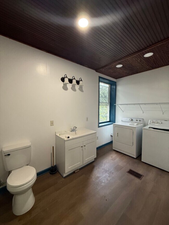 Building Photo - Spacious 6-Bedroom Home for Rent – $2,750/Month + Utilities