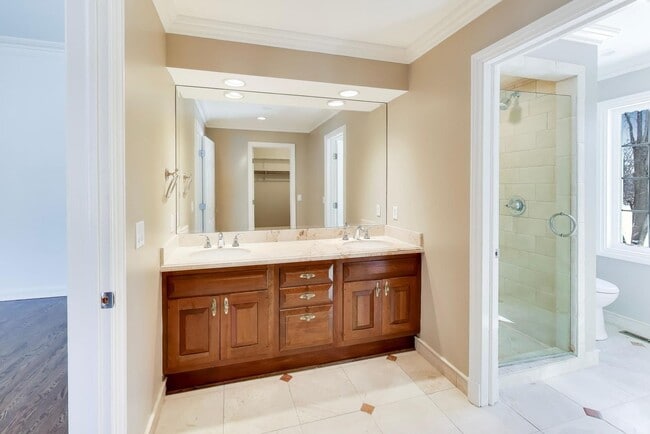 Building Photo - 931 Coventry Dr